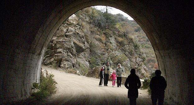 Muchos turistas descienden del vehiculo y caminan por el interior de los tuneles.