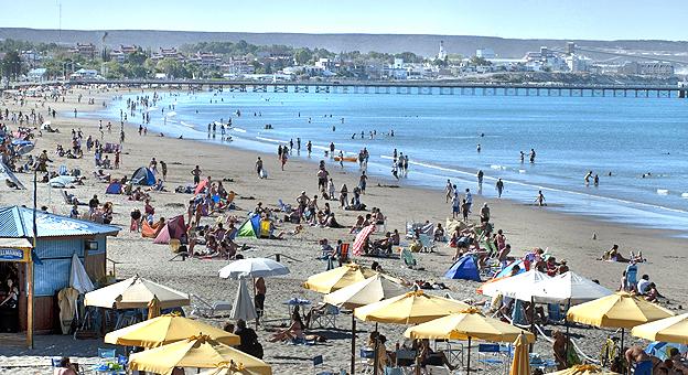 La playa de Puerto Madryn colmada de turistas.