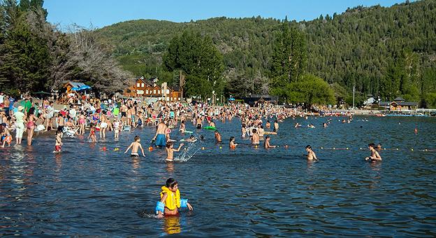 Playas colmadas de turistas en San Martín de Los Andes