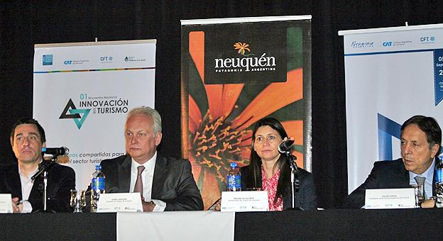 El presidente del Consejo Federal de Turismo, Javier Espina; el secretario de Turismo de la Nación, Daniel Aguilera; la subsecretaria de Turismo de Nequén, Beatriz Villalobos; y el presidente de la Cámara Argentina de Turismo, Oscar Ghezzi.