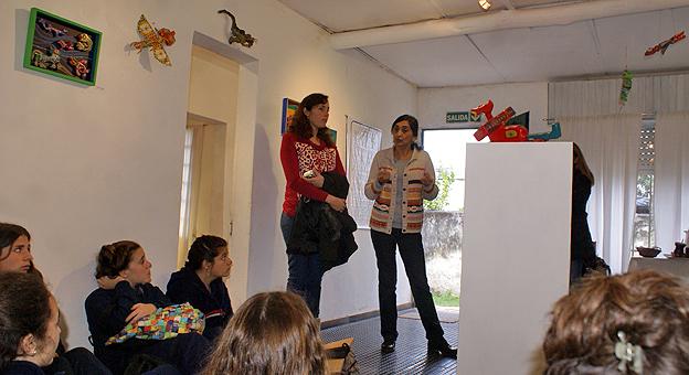 La artista dialogando con los alumnos que visitan la Galeria