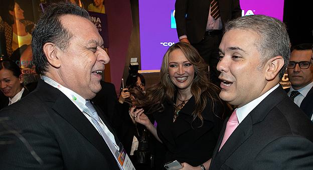 El secretario de Turismo de la Nación, Gustavo Santos, dialoga con el presidente de Colombia, Iván Duque, en el acto de inauguración de la feria ANATO 2019.