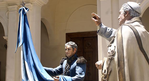 Replica de la bendición de la bandera en el patio de la Catedral