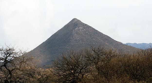 El Volcan dos caras visto desde la ruta provicnial 15, se convierte en pirámide.