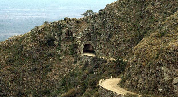Magnífica vista del túnel rodeado de un paisaje agreste por la epoca del año.