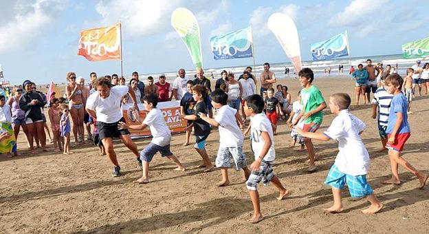 Actividades recreativas en las playas costeras todos los días del verano