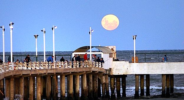Luna llena en el muelle