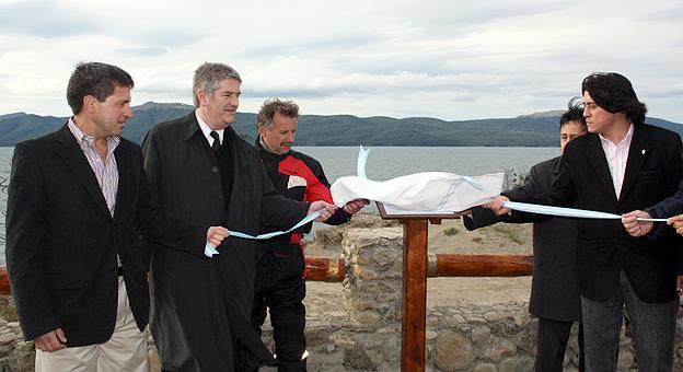 El director nacional de Gestión de la Calidad Turística, Gonzalo Casanova Ferro y el  presidente del Instituto Fueguino de Turismo, Marcelo Echazú, inauguraron el “Mirador Río Valdez”