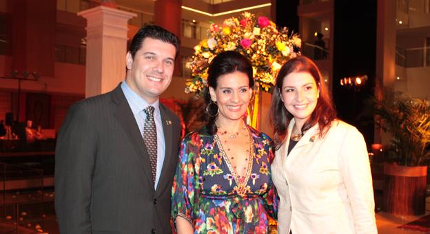 El gerente General del Hotel Bourbon Conmebol Asunción, Luiz Fernando de Macedo, junto a la propietaria del Santokh Wellbeing, Clemencia de Leoz, y Anabel Gruber, gerente de Operaciones del Hotel.