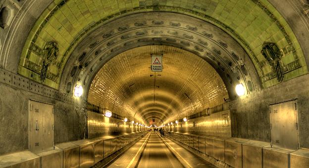 Bajo el río El antiguo túnel del Elba en Hamburgo