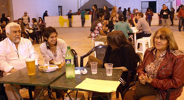 A la derecha la mama del boxeador Maravilla Martínez